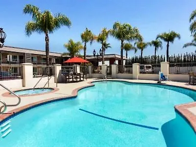 Days Inn & Suites By Wyndham Anaheim At Disneyland Park