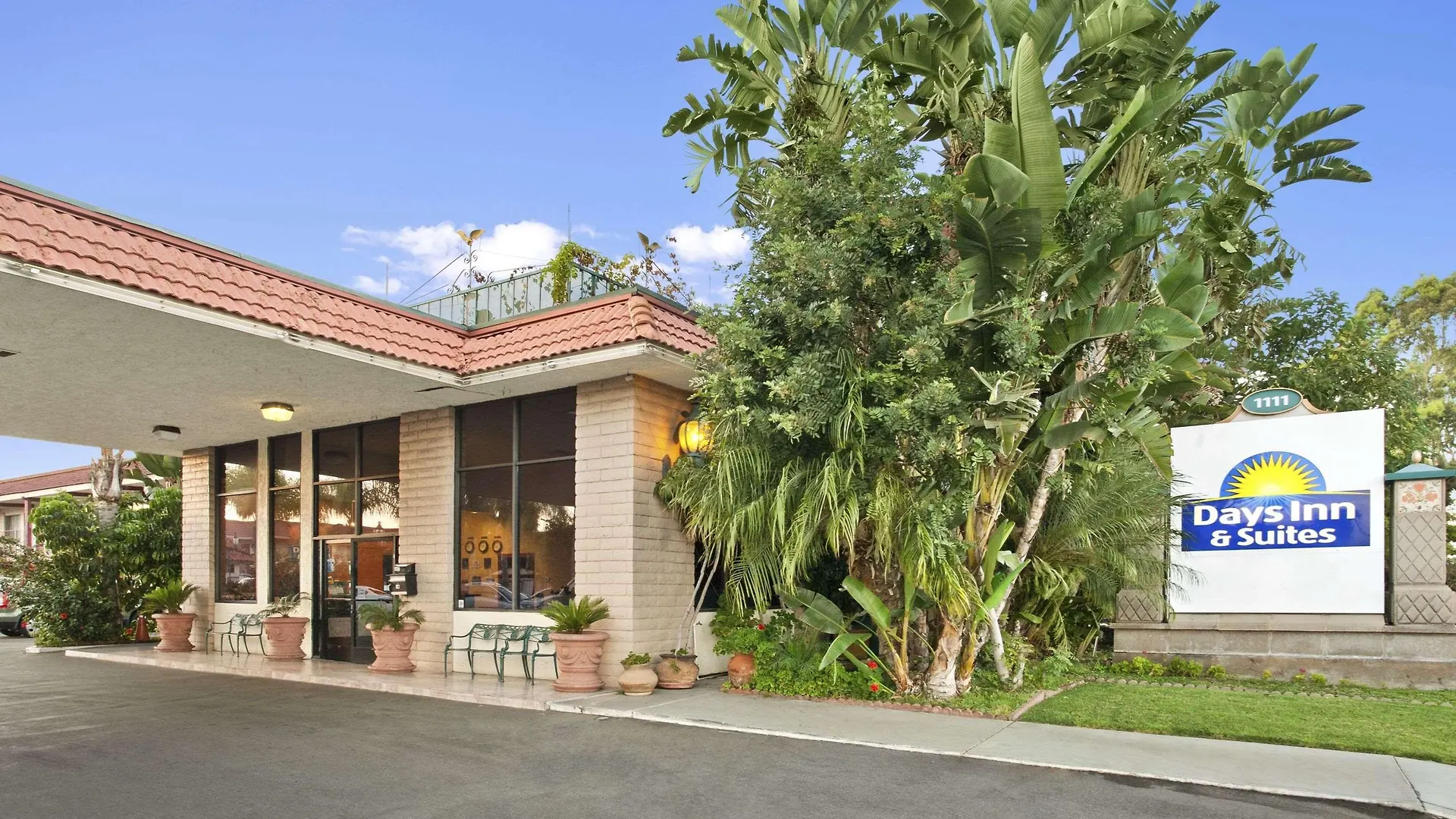 Days Inn & Suites By Wyndham Anaheim At Disneyland Park