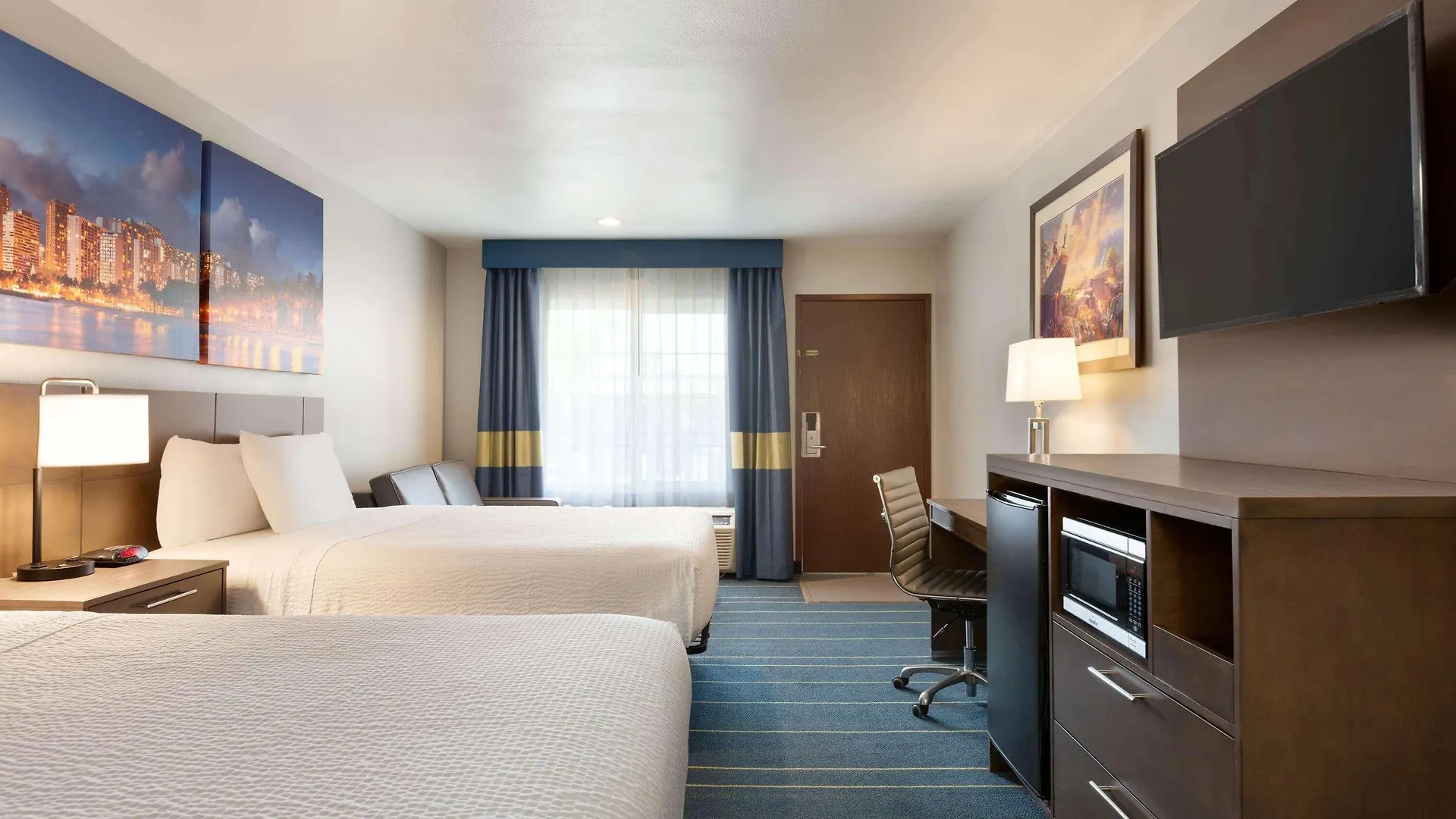 Days Inn & Suites By Wyndham Anaheim At Disneyland Park