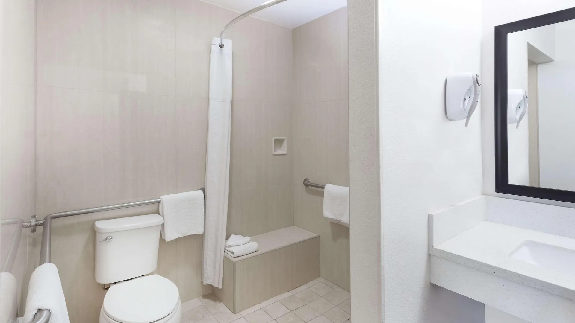 Days Inn & Suites By Wyndham Anaheim At Disneyland Park