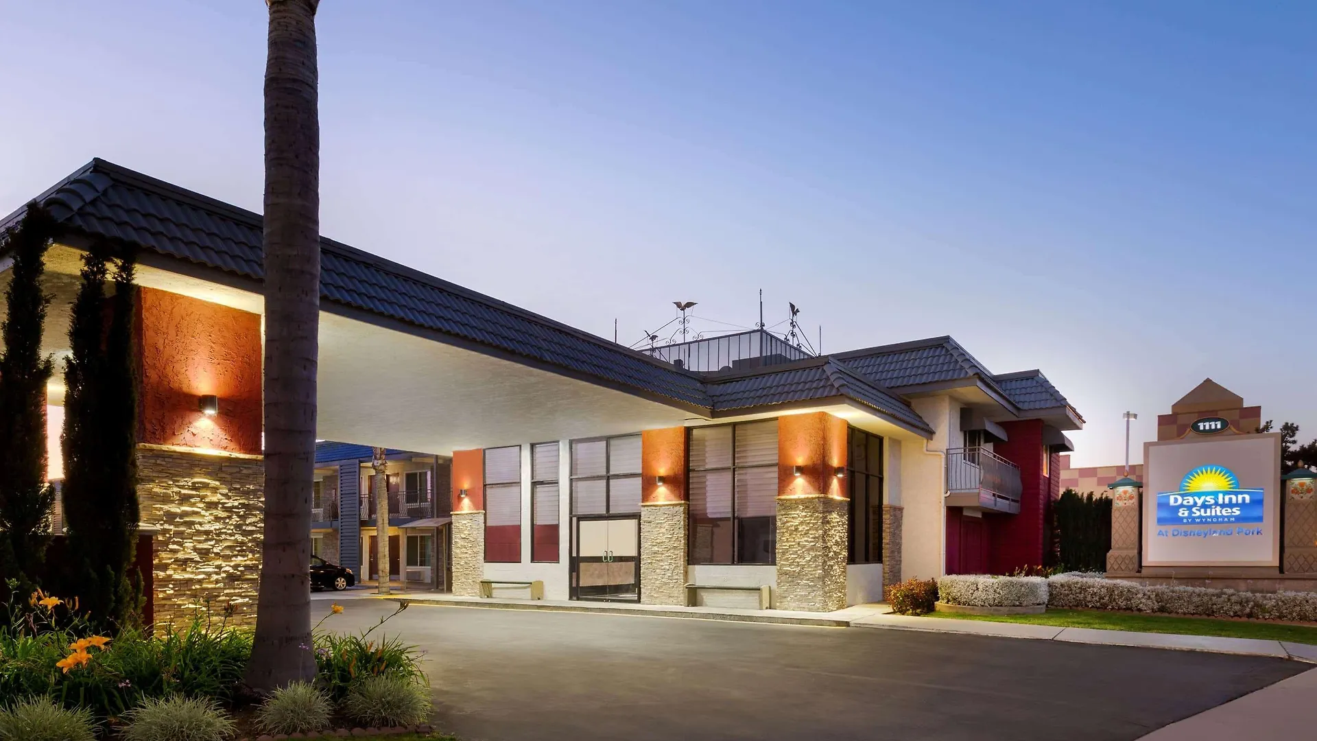 Days Inn & Suites By Wyndham Anaheim At Disneyland Park מוטל
