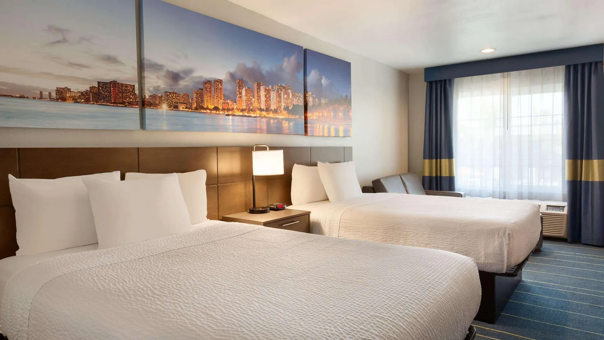 Days Inn & Suites By Wyndham Anaheim At Disneyland Park