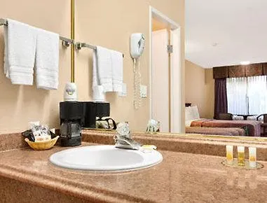 Days Inn & Suites By Wyndham Anaheim At Disneyland Park ארצות הברית