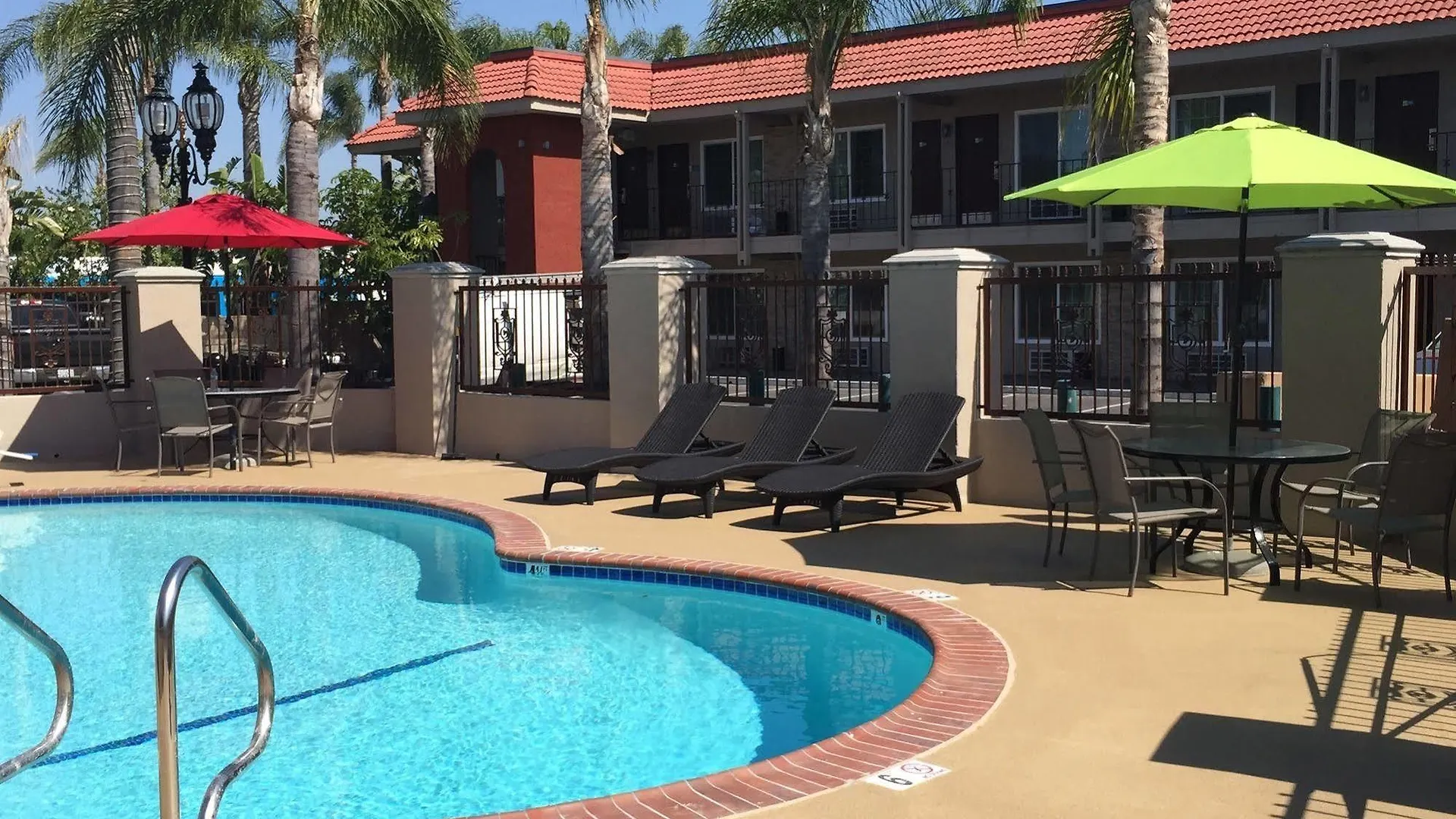 ** מוטל Days Inn & Suites By Wyndham Anaheim At Disneyland Park ארצות הברית